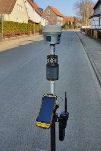 Kombiniertes GPS- und Tachymetersystem mit Trimble TDC600 Handheld (Android 10) , Trimble R12i GNSS GPS System und Trimble MultiTrack Target