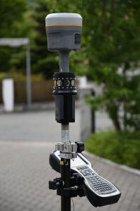 Kombiniertes GPS- und Tachymetersystem mit Trimble TSC3 Controller , Trimble R10 GNSS GPS System und Trimble MultiTrack Target