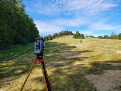 Vermessung auf einer Bergwiese