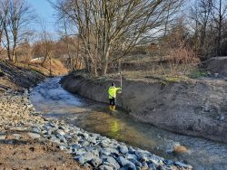 Vermessung an einem Wasserlauf