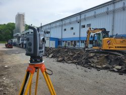 Vermessung neben einer Industriehalle