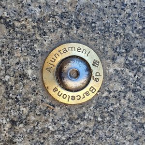 Vermessungspunkt in Barcelona