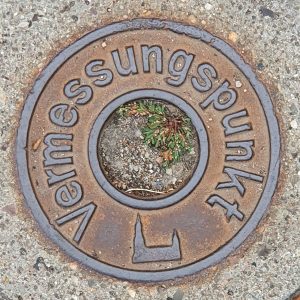 Vermessungspunkt in Kiel