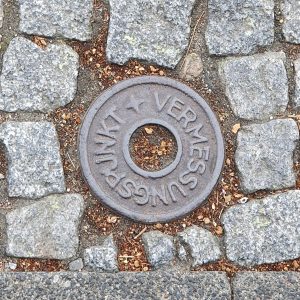 Vermessungspunkt in Kiel